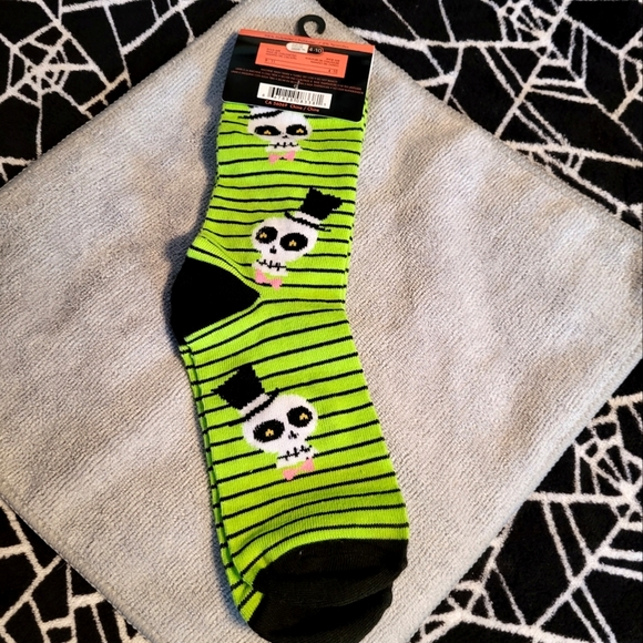 ⚡3/$10⚡ *NEW* HALLOWEEN Lime Green Crew Socks Skull & Top Hat Bow Tie Sizes 4-10 - Picture 2 of 2